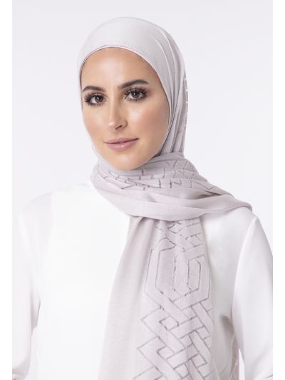 حجاب بتصميم متماثل