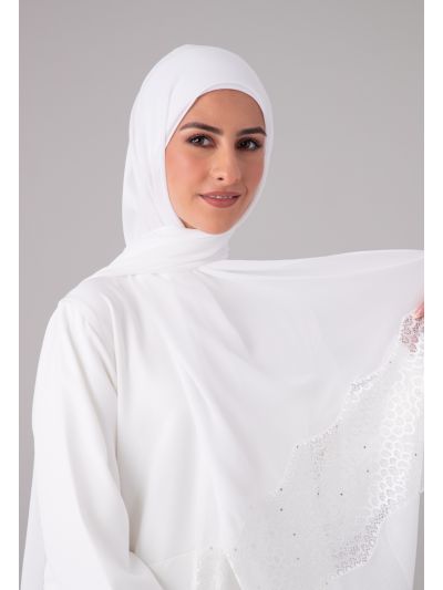 حجاب مزين بالدانتيل المرصع بأحجار الراين