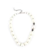 Chunky Faux Pearls Embellished Necklace