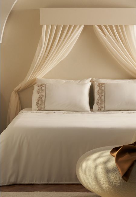 Duvet Cover Adorned With Intricate Dantel Lace 260 x 240 Cm