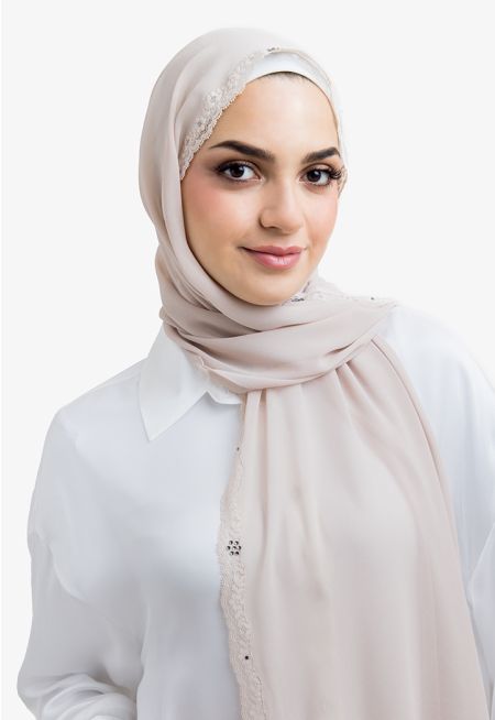 حجاب مزين بالكرستال والدانتيل